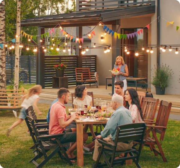 Personas compartiendo en un jardín