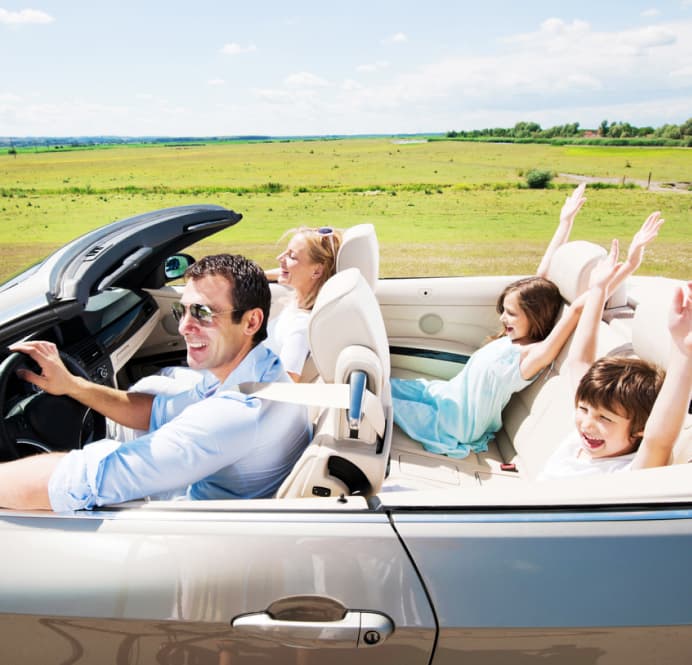 Familia en coche